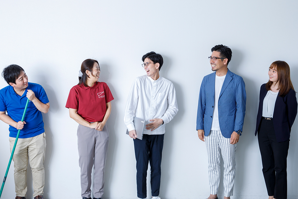 スタッフが横並びで笑顔の様子
